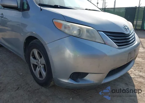 2014 Toyota Sienna Le V6 8 Passenger z USA, uszkodzony, nr VIN 5TDKK3DC8ES460987